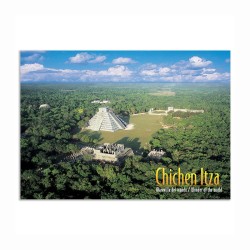 Tarjeta postal con vista aerea de la Pirámide de Chichen Itzá, souvenir y recuerdo de Cancun, México