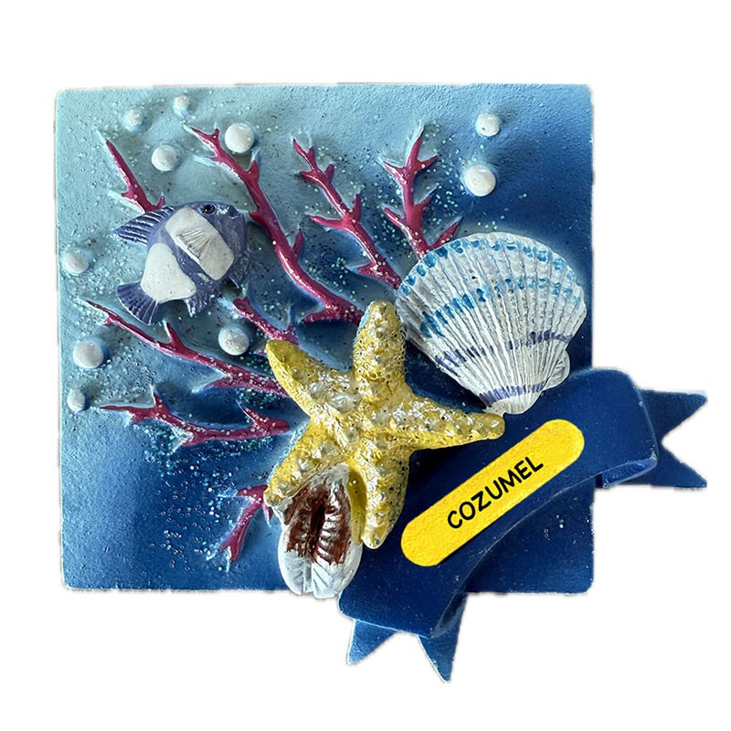 Magneto de resina con unas conchas y un coral. Souvenir de Cozumel, México