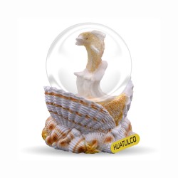 Esfera de resina con acabado arena en una concha y delfin