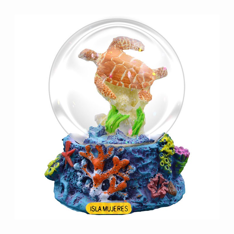 Esfera de nieve con una tortuga. Souvenir, recuerdo de Isla Mujeres, Mexico.