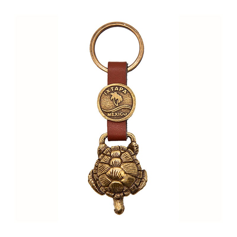 Llavero de latón con la ilustración de una  tortuga. Souvenir de Ixtapa, México