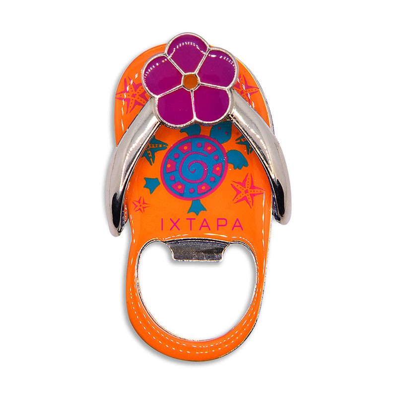 Magneto destapador en forma de chancla con la ilustración de una tortuga. Souvenir de Ixtapa, México