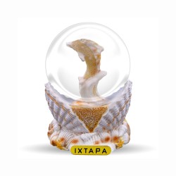 Esfera de resina con acabado arena en una concha y delfín. Souvenirs y recuerdos de Ixtapa, México