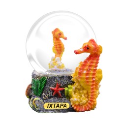 Esfera de nieve con un caballito de mar. Souvenir de Ixtapa, México
