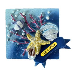 Magneto de resina con unas conchas y un coral. Souvenir de Los Cabos, México