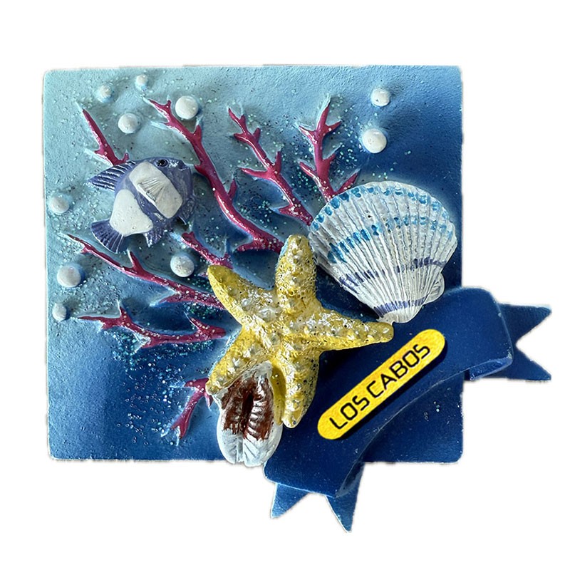 Magneto de resina con unas conchas y un coral. Souvenir de Los Cabos, México