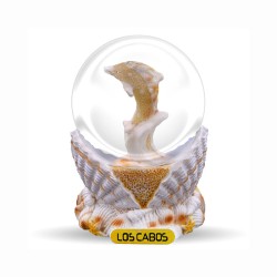 Esfera de resina con acabado arena en una concha y delfín