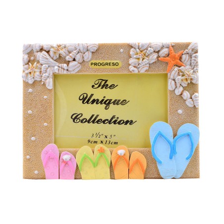 Portaretrato mediano de resina con unas chanclas. Yucatan, Mexico.