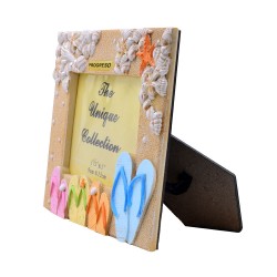 Portaretrato mediano de resina con unas chanclas. Yucatan, Mexico.