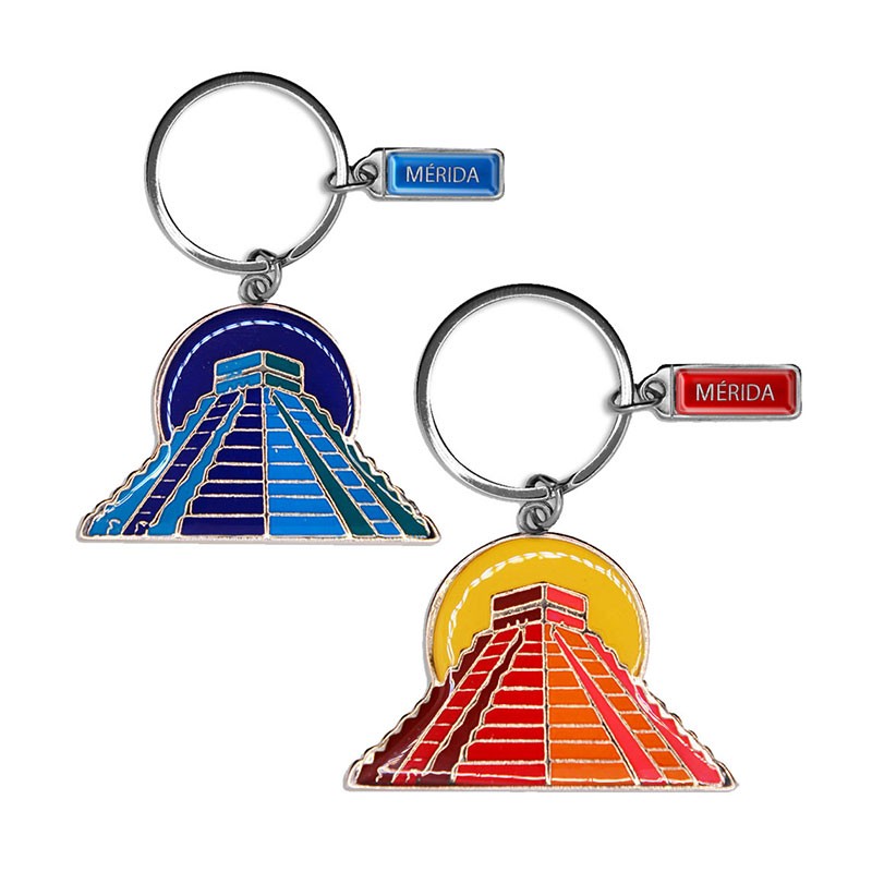 Llavero de metal en forma de la pirámide de Chichen Itza. Souvenir de Merida, Yucatan, Mexico