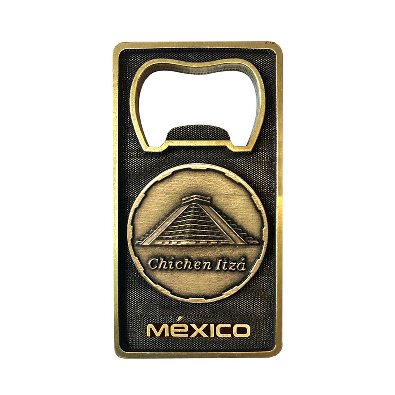 Magneto destapador de latón con la pirámide de Chichen Itzá. Souvenir de la Ciudad de México, CDMX.