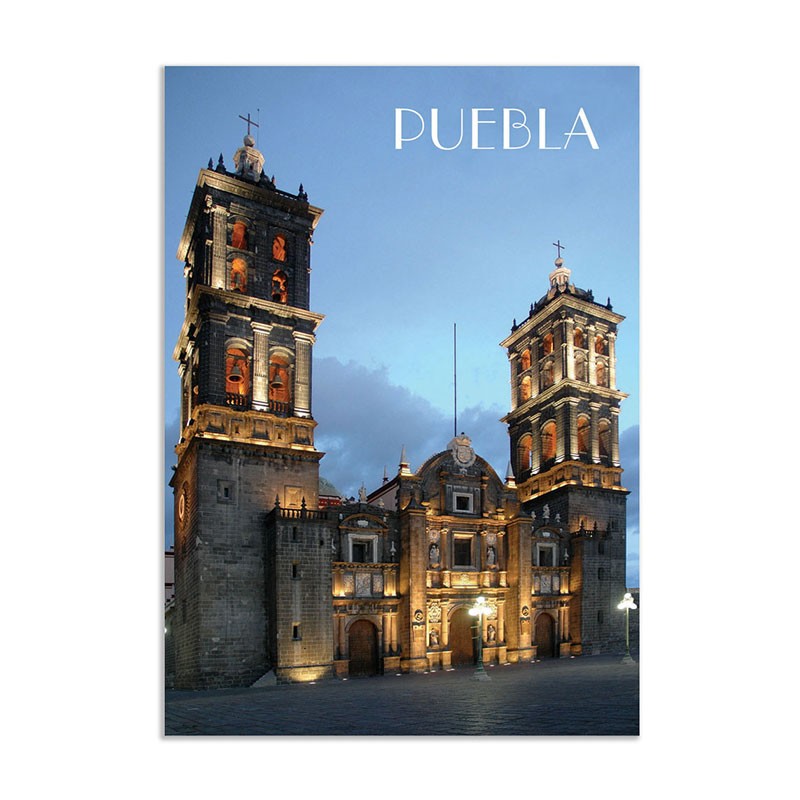 Tarjeta postal con la Catedral de Puebla de noche, souvenir y recuerdo de Puebla, Mexico.