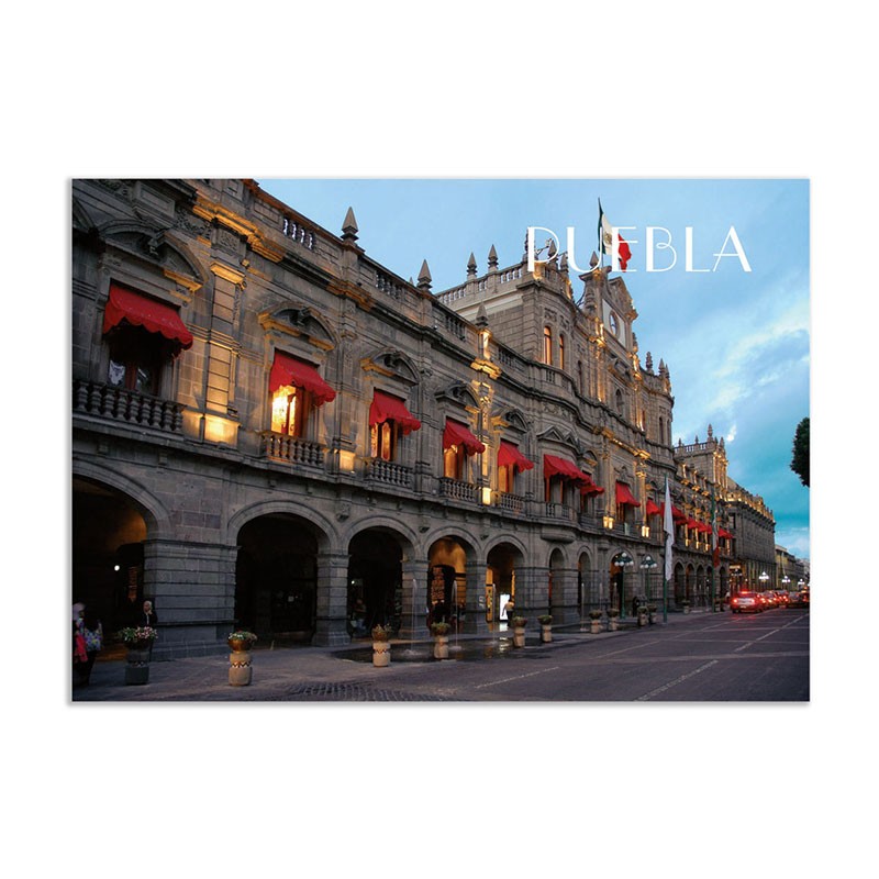 Tarjeta postal con vista del ayuntamiento al atardecer, souvenir y recuerdo de Puebla, Mexico.