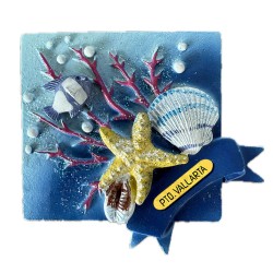 Magneto de resina con unas conchas y un coral. Souvenir de Puerto Vallarta, México