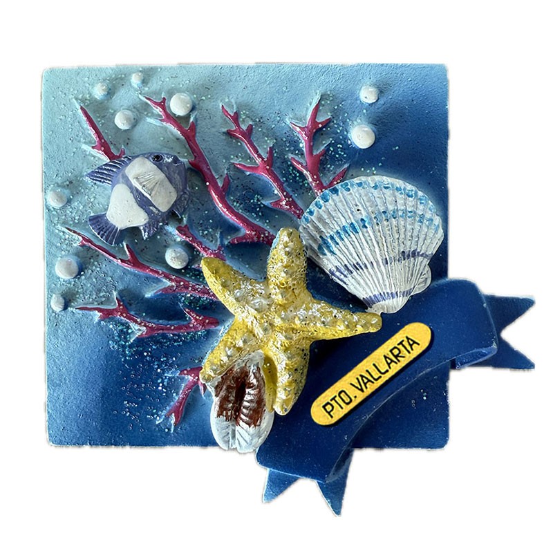 Magneto de resina con unas conchas y un coral. Souvenir de Puerto Vallarta, México