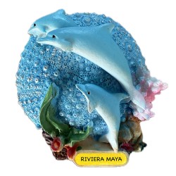 Magneto de resina con unos delfines y una concha. Souvenir de la Riviera Maya, México