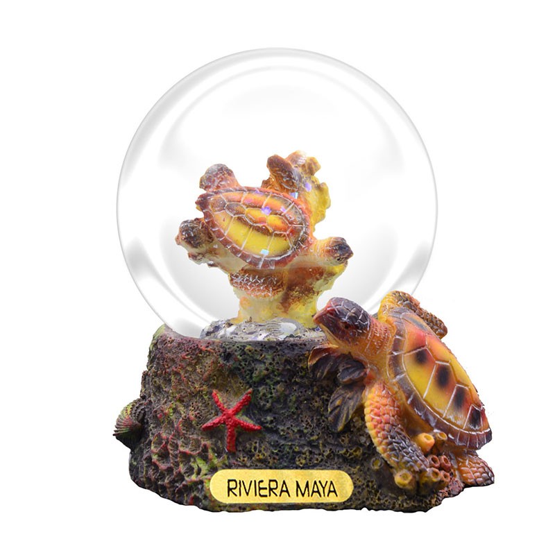 Esfera de nieve con una tortuga. Souvenir, recuerdo de la Riviera Maya, México