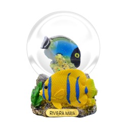 Esfera de nieve con un pez. Souvenir, recuerdo de la Riviera Maya, México
