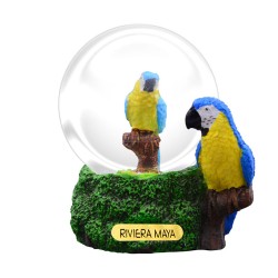 Esfera de nieve con un perico. Souvenir, recuerdo de la Riviera Maya, México