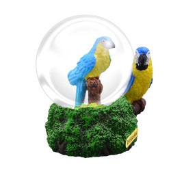 Esfera de nieve con un perico. Souvenir, recuerdo de la Riviera Maya, México