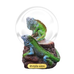 Esfera de nieve con una lagartija. Souvenir, recuerdo de la Riviera Maya, México