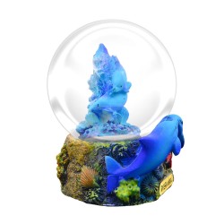 Esfera de nieve con un Delfin.  Souvenir, recuerdo de la Riviera Maya, México
