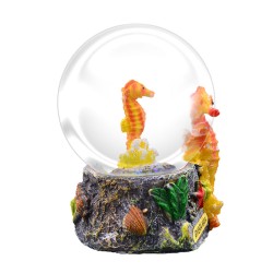 Esfera de nieve con un caballito de mar. Souvenir, recuerdo de la Riviera Maya, México