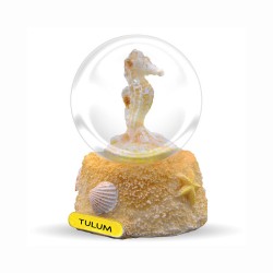 Esfera de resina con acabado arena en una concha y caballito de mar