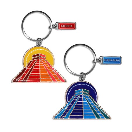 Llavero de metal en forma de la pirámide de Chichen Itza. Souvenir de la Riviera Maya, México