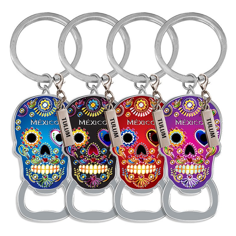 Llavero destapador de metal en forma de calavera. Souvenir de la Riviera Maya, México.