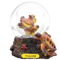 Esfera de nieve con una tortuga. Souvenir, recuerdo de la Riviera Maya, México