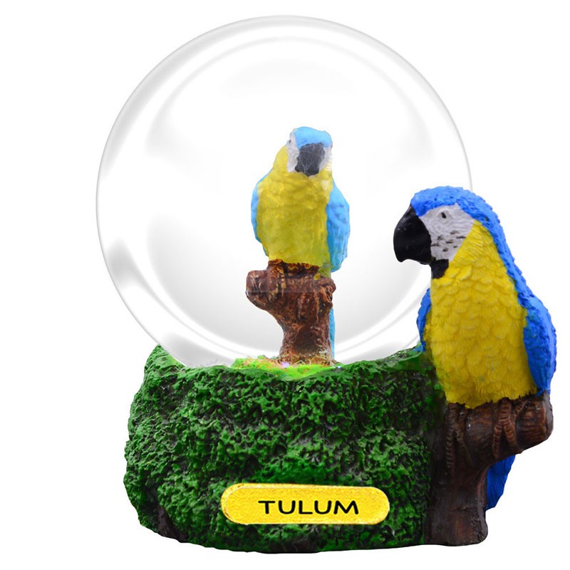 Esfera de nieve con un perico. Souvenir, recuerdo de la Riviera Maya, México
