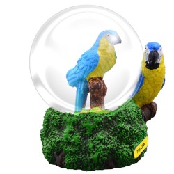 Esfera de nieve con un perico. Souvenir, recuerdo de la Riviera Maya, México