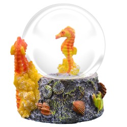 Esfera de nieve con un caballito de mar. Souvenir, recuerdo de la Riviera Maya, México