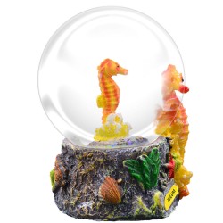 Esfera de nieve con un caballito de mar. Souvenir, recuerdo de la Riviera Maya, México