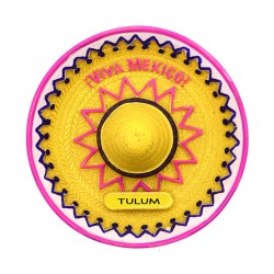 Magneto de resina en forma de un sombrero de paja. Souvenir, recuerdo de la Riviera Maya, México