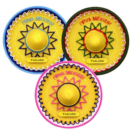 Magneto de resina en forma de un sombrero de paja. Souvenir, recuerdo de la Riviera Maya, México