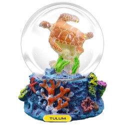 Esfera de nieve con una tortuga. Souvenir, recuerdo de la Riviera Maya, México