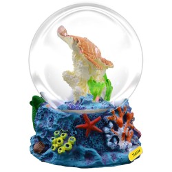 Esfera de nieve con una tortuga. Souvenir, recuerdo de la Riviera Maya, México