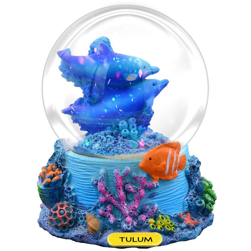 Esfera de nieve con unos delfines. Souvenir, recuerdo de la Riviera Maya, México