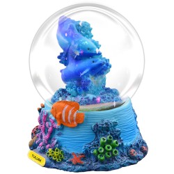 Esfera de nieve con unos delfines. Souvenir, recuerdo de la Riviera Maya, México