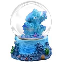 Esfera de nieve con unos delfines. Souvenir, recuerdo de la Riviera Maya, México