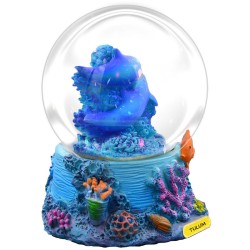 Esfera de nieve con unos delfines. Souvenir, recuerdo de la Riviera Maya, México